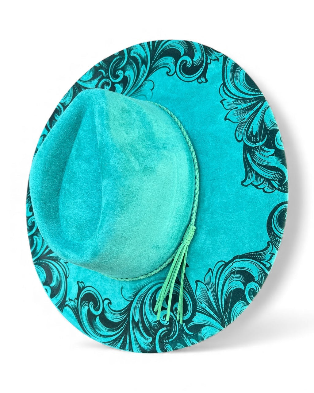 Wide brim hat with filigree pattern